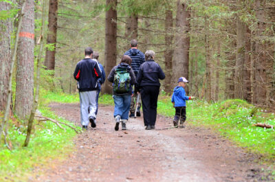 Familj på promenad