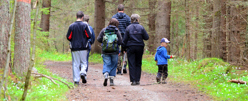 Familj på promenad