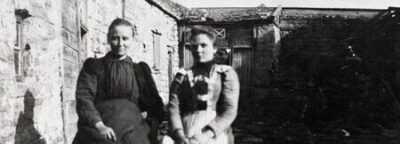 Två kvinnor på ett äldre fotografi