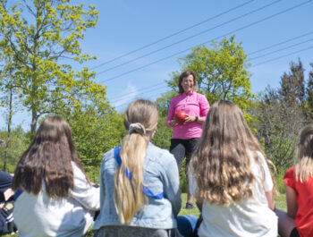 Gymnastiklärare står framför skolklass