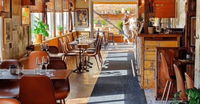 Bord och stolar på en restaurang