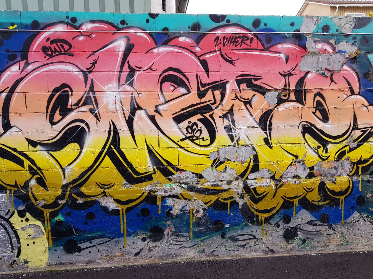 Graffitimålning på en mur.