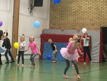 Barn leker med ballonger