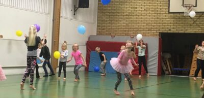 Barn leker med ballonger