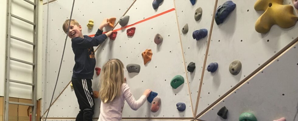 Pojke och flicka klättrar i Borgholms klätterhall