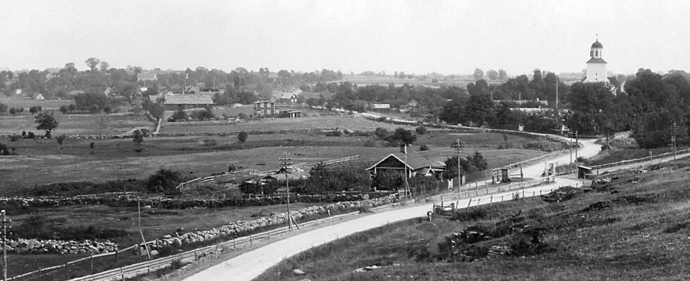 Black and white picture from circa 1910 of te road leading through Köpingsvik with the church in the background