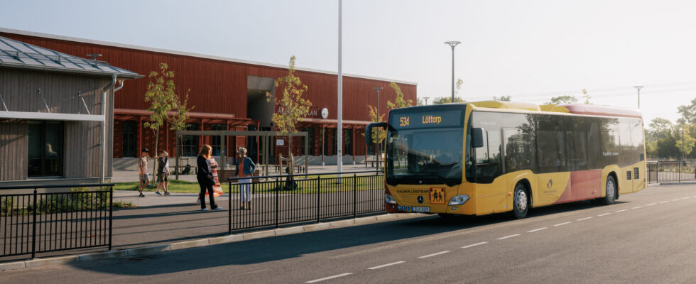 En skolbuss utanför en skola.