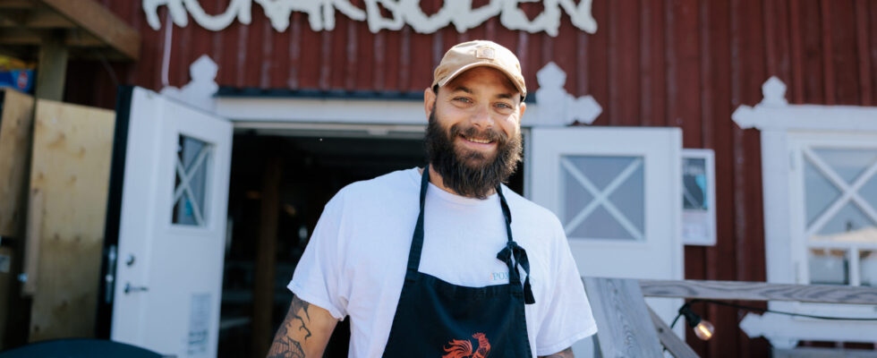 Daniel Cristou framför restaurangen Hökarboden.